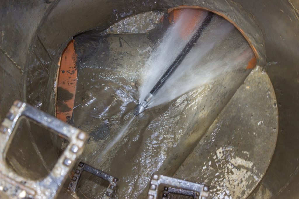 High-pressure water jetting system for sewer draining